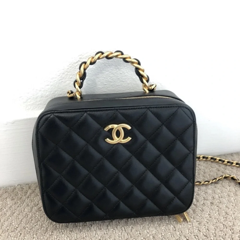 CHANEL Vanity Chain Shoulder Bag in Black Quilted Leather Gold Hardware